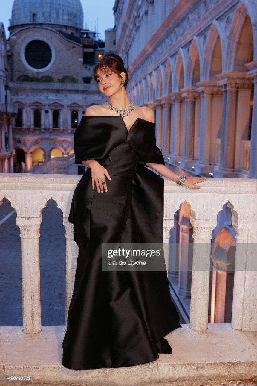 Lisa làm nên định nghĩa "nhan sắc huỷ diệt cam thường" ở sự kiện BVLGARI, tạo khung hình như mơ bên Zendaya và Hoa hậu thế giới - Ảnh 2.