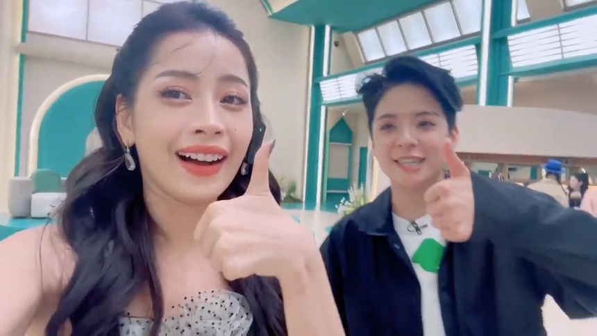 Amber hát See tình bằng tiếng Việt cực đáng yêu ở Đạp gió 2023, Chi Pu dạy quá đỉnh rồi - Ảnh 4.