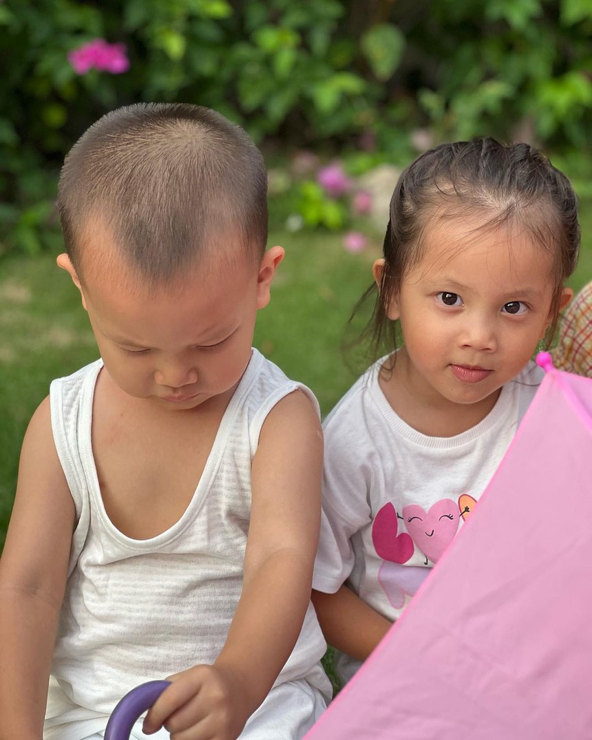 Khoảnh khắc khiến Hà Hồ "tan chảy": Lisa dỗ dành Leon cực yêu khi cậu út mè nheo không cho ba Kim đi làm - Ảnh 2.