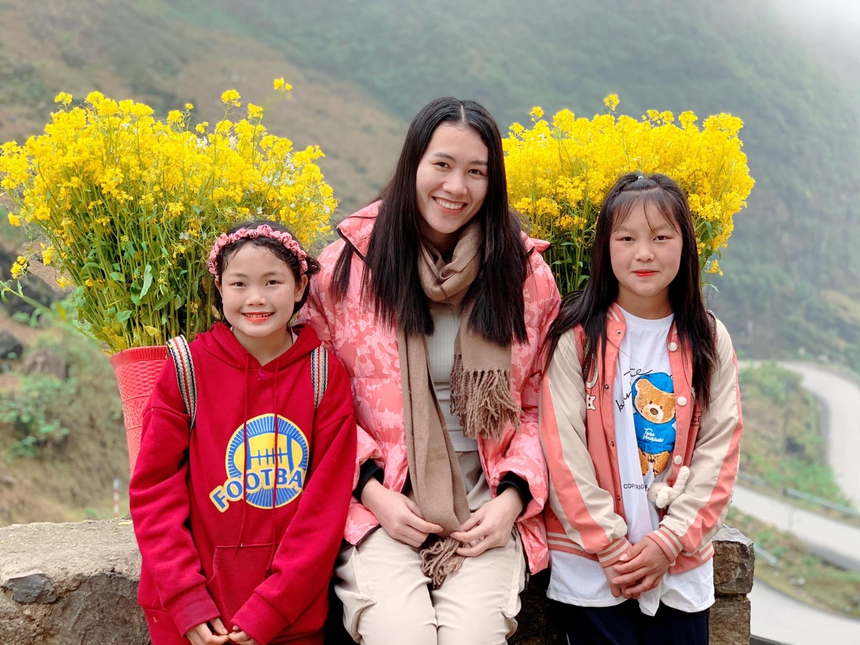 Nguyễn Thị Trinh chụp ảnh kỉ niệm cùng các em nhỏ người dân tộc trong chuyến du lịch ở Hà Giang hồi tháng 3/2023