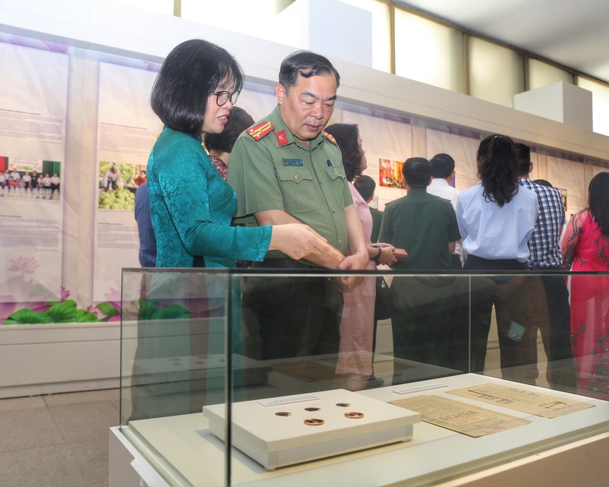 Triển lãm tôn vinh 133 tấm gương bình dị mà cao quý - Ảnh 3.