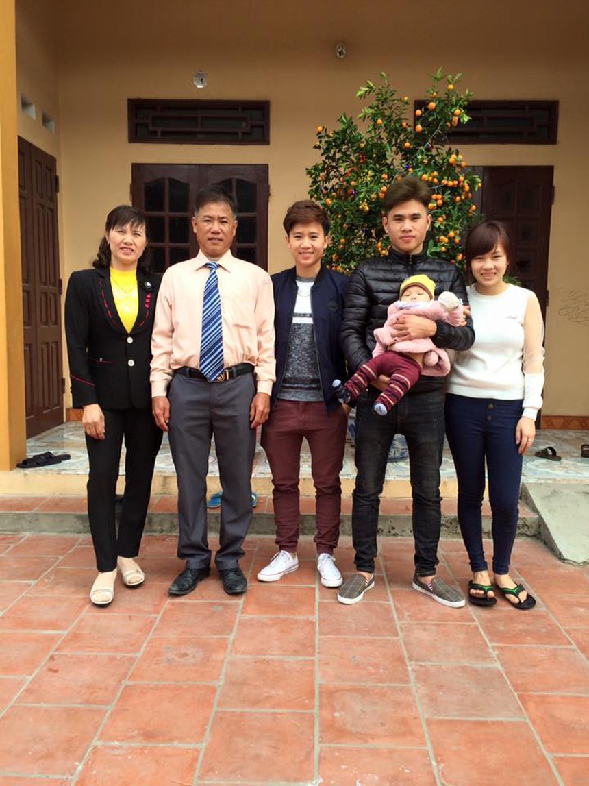 Tuyết Dung (giữa) cùng bố mẹ, em trai và em dâu. Mẹ Tuyết Dung kể Tuyết Dung chưa bao giờ nói nhớ nhà hay than phiền gì với bố mẹ, lúc nào cũng rất mạnh mẽ và tươi tắn mỗi lần gặp gia đình. Kể cả những lần bị chấn thương, cô cũng không để cho bố mẹ biết vì sợ cả hai sẽ lo lắng. Mỗi lần như vậy, mẹ đều trách Dung là tại sao không báo về nhà, nữ cầu thủ chỉ trả lời: “Con vượt qua được hết mà, bố mẹ cứ yên tâm”. Có những lúc nhớ con, cô Hạnh gọi điện cho con để hỏi thăm sức khỏe, nhưng cuộc điện thoại của hai mẹ con cũng chỉ chóng vánh vài chục giây, câu mà cô thường nghe nhất từ con là "Con đang bận, lát con điện lại cho mẹ nhé". Nghe nhiều thành quen nên những lần gọi sau cô Hạnh thường níu Dung lại mà bảo “Mẹ chỉ nói chuyện một tý thôi, con cố gắng ăn uống, giữ gìn sức khỏe”. Chú Nguyễn Đức Tiếp, bố của Tuyết Dung, là người xuất thân trong quân đội và từng có thời gian tham gia đội bóng của đơn vị lúc còn trẻ, vậy nên ông nắm rõ luật chơi của bộ môn này. Ngày bé, bố cũng là người hướng dẫn Dung cách đá, các chiến thuật chơi. Nhận thấy con gái có niềm yêu thích đặc biệt dành cho trái bóng, từ lúc 5 tuổi nhưng lúc nào cũng thích cầm quả bóng trên tay, vậy nên bỏ qua mọi sự phản đối của vợ và gia đình, ông Tiếp đã làm hồ sơ đăng ký cho con gái tham gia từ những vòng sơ tuyển đầu tiên. Nhớ lại thời gian đầu, ông Tiếp cho biết: "Có nhiều đêm nằm nghĩ con mình nó còn nhỏ quá, các bạn đồng trang lứa ở nhà còn bố mẹ giục ăn, giục mặc mà còn mình lên đó phải tự lập, điều kiện sinh hoạt ăn uống không được như ở nhà. Tôi cũng lo lắng lắm. Mỗi lần lên thăm con, nhìn nơi ăn chốn ở hồi đó chúng tôi cũng xót ruột lắm. Nhưng Dung rất mạnh mẽ, chưa một lần nó than khổ hay mệt mỏi vất vả với bố mẹ. Lúc nào cũng nhắn bố mẹ yên trí, con sẽ cố gắng phấn đấu. Đến nay cũng may là kết quả được đền đáp xứng đáng".