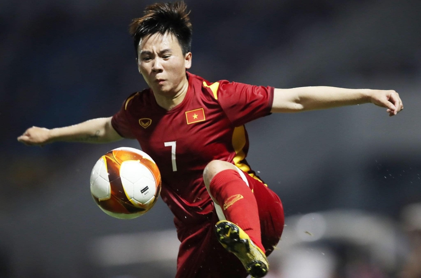 Cô Ngô Thị Hạnh (mẹ của Tuyết Dung) chia sẻ: "Từ bé, Dung chỉ hợp với những kiểu tóc nam tính, mạnh mẽ, cứ dài một chút là cắt. Thậm chí đã có lần mẹ cố tình để cho tóc dài nhưng thấy không hợp bằng từng ngắn nên lại cắt. “Chưa bao giờ thấy Dung mặc váy hay trang điểm. Tầm 5 tuổi ở nhà đã chỉ thích chơi với con trai và đi đá bóng với các bạn nam, mẹ có nói cũng chẳng được. Dung chỉ thích chơi bóng đá thôi, mẹ cứ mua cho hết quả bóng này đến quả bóng khác, nhiều lúc nghĩ con gái lại chơi bóng suốt như thế tôi cũng e dè, xong còn mắng và không mua bóng cho nó nữa. Nhưng cứ Tết có tiền lì xì thì Dung lại dành dụm để mua bóng đá".