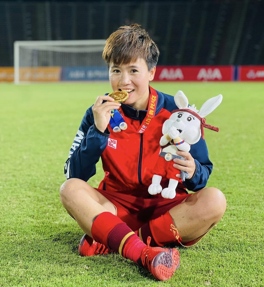 Tuyết Dung ăn mừng chiếc HCV bóng đá nữ SEA Games 32. Đó là thành quả ngọt ngào sau những tháng ngày tập luyện miệt mài của tiền vệ 29 tuổi cùng đồng đội.  Bố mẹ Tuyết Dung kể hồi nhỏ thông thường các bạn đi học đến 11h là về nhưng hôm nào Tuyết Dung cũng ở lại trường đến 12h để có thời gian đá bóng cùng với các bạn. Rồi những buổi trưa hè, đợi bố mẹ đi ngủ, Tuyết Dung liền trốn ra sân bãi sau nhà chơi bóng, có những hôm vừa mang bao đi cắt cỏ, vừa dắt trâu ra đồng thả để có thời gian chơi. Cả tuổi thơ của nữ cầu thủ đều gắn liền với trái bóng tròn chạy trên sân cỏ. Thậm chí, từ lúc nhỏ tới nay, Dung chỉ đón sinh nhật tại nhà duy nhất một lần. Những dịp Tết đến thì chỉ về nhà được 3 ngày, còn lại bố mẹ và con gái đều phải gọi điện hỏi thăm nhau qua màn hình điện thoại.