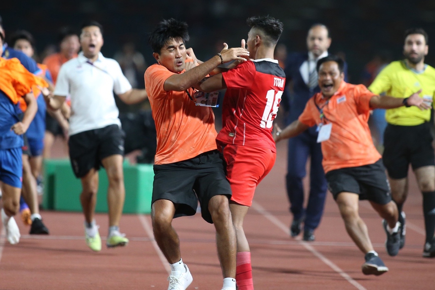 U22 Indonesia: Trưởng đoàn chảy máu miệng, cầu thủ rách môi sau trận chung kết SEA Games kinh hoàng - Ảnh 8.