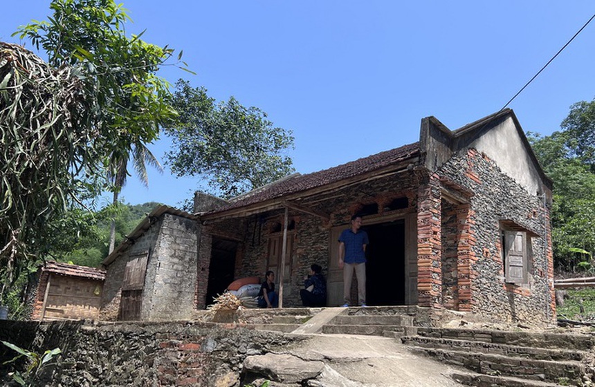 Cao Thị Duyên sống trong ngôi nhà cấp 4 chỉ rộng chừng 30m2 cùng bố mẹ và anh trai