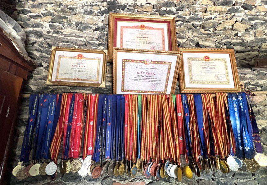 Nhà của Duyên không có tài sản gì giá trị, chỉ toàn bằng khen và huy chương của Duyên được trao trên tường đá