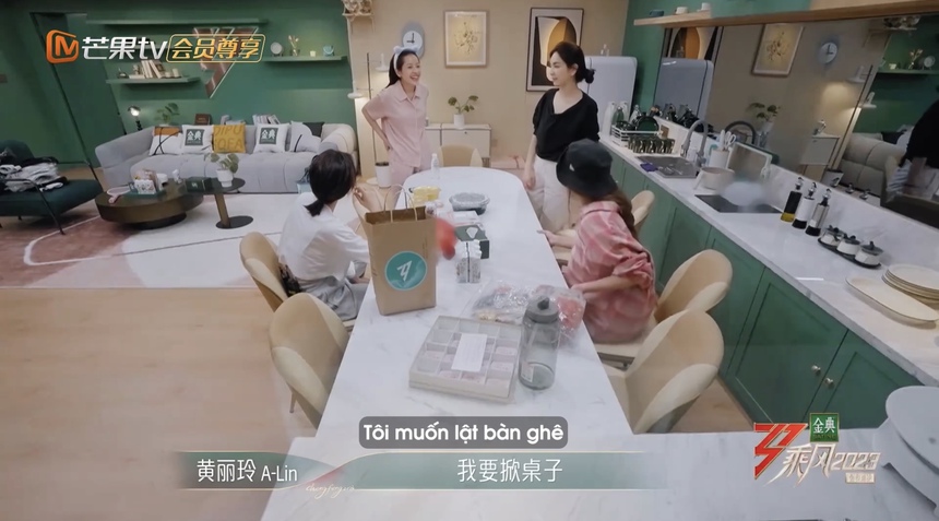 Chi Pu trong hậu trường ‘Đạp gió 2023’: Dạy Amber hát tiếng Việt, nhan sắc làm các tỷ tỷ muốn… ‘lật bàn’ - Ảnh 4.