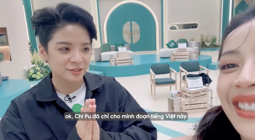 Chi Pu trong hậu trường ‘Đạp gió 2023’: Dạy Amber hát tiếng Việt, nhan sắc làm các tỷ tỷ muốn… ‘lật bàn’ - Ảnh 10.