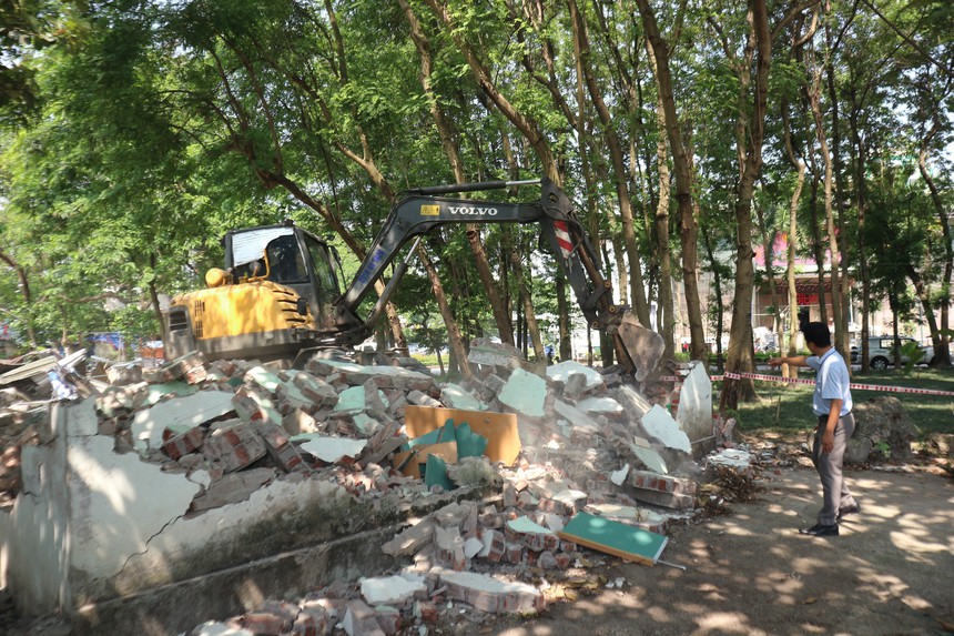 Tháo dỡ các hạng mục sai phạm tại Công viên Tuổi trẻ (Hà Nội) - Ảnh 2. Tháo dỡ các hạng mục sai phạm tại Công viên Tuổi trẻ (Hà Nội) - Ảnh 2.