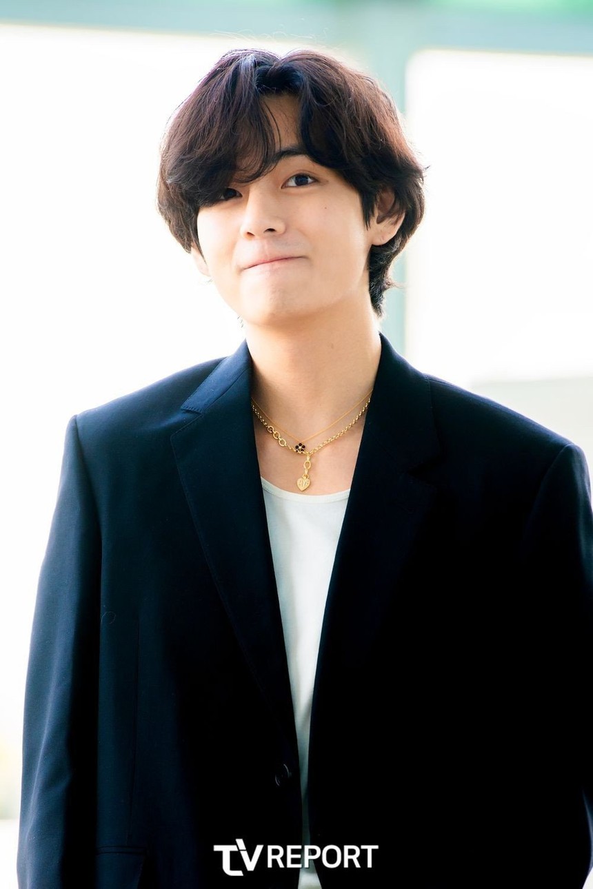 Phản ứng trái chiều của netizen về việc V BTS đeo 'vòng cổ đôi' tại sân bay trên đường đến Paris - Ảnh 2.