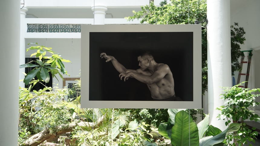 Sức mạnh võ cổ truyền trong triển lãm của Philippe Marinig  - Ảnh 4.