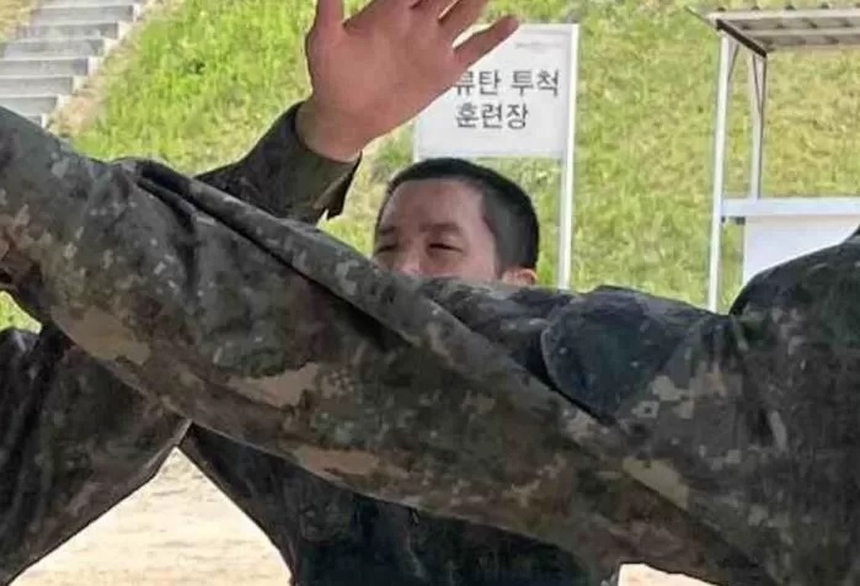 J-Hope BTS trải qua khóa huấn luyện quân sự khắc nghiệt trong quân đội - Ảnh 1.