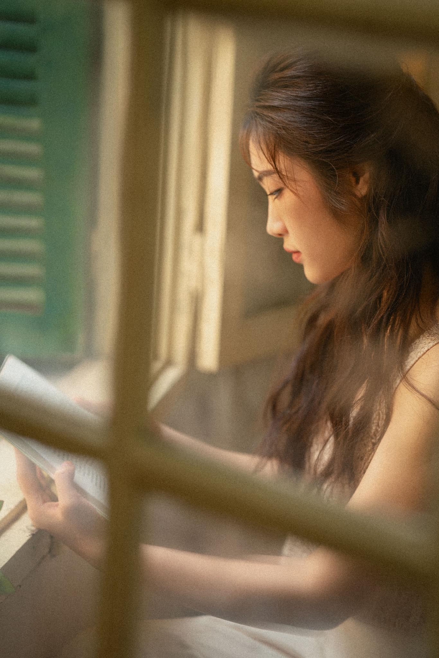 Ngọc nữ bóng chuyền Việt Hương rũ bỏ quần đùi áo số, hóa thân thành nàng thơ gợi cảm - Ảnh 5.