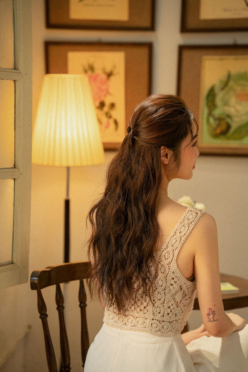 Ngọc nữ bóng chuyền Việt Hương rũ bỏ quần đùi áo số, hóa thân thành nàng thơ gợi cảm - Ảnh 8.