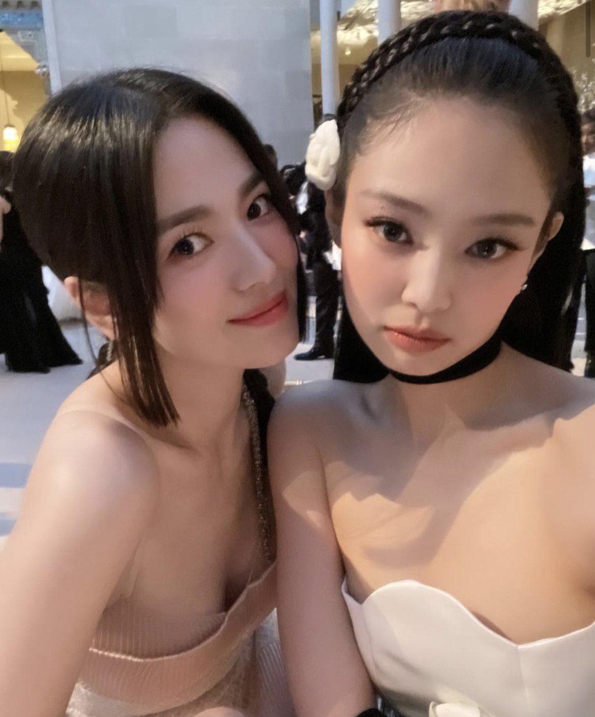 Song Hye Kyo chung khung hình với Jennie tại Met Gala 2023: Visual bất phân thắng bại nhưng tạo hình thì sao? - Ảnh 1. Song Hye Kyo chung khung hình với Jennie tại Met Gala 2023: Visual bất phân thắng bại nhưng tạo hình thì sao? - Ảnh 1.