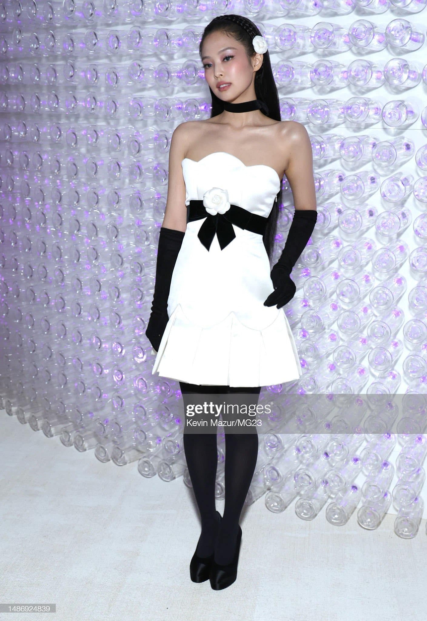 Công chúa Jennie (BLACKPINK) giá đáo Met Gala 2023: Chấp luôn “ống kính hủy diệt” nhưng có gây thất vọng qua cam thường? - Ảnh 3.