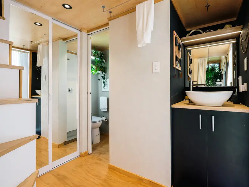 Bác sĩ 43 tuổi xây nhà 30m2 độc lạ từ vỏ thùng container: Tổng chi phí hết 500 triệu đồng, có tổng 4 phòng với đầy đủ công năng - Ảnh 5. Bác sĩ 43 tuổi xây nhà 30m2 độc lạ từ vỏ thùng container: Tổng chi phí hết 500 triệu đồng, có tổng 4 phòng với đầy đủ công năng - Ảnh 5.