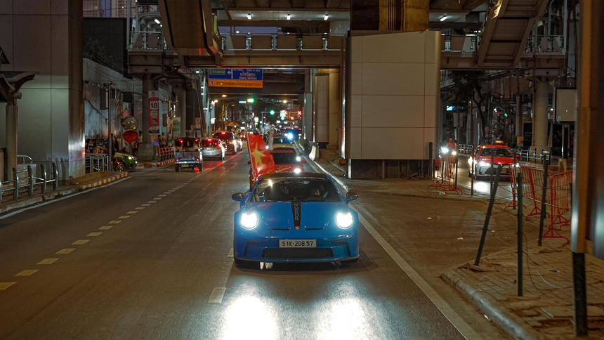 Cường Đô La lái Porsche 911 GT3 đến Bangkok: Chạy tay lái nghịch trên 100km/h, hoàn thành chặng 700km khủng nhất chuyến đi, có cảnh sát dẫn đoàn - Ảnh 2.