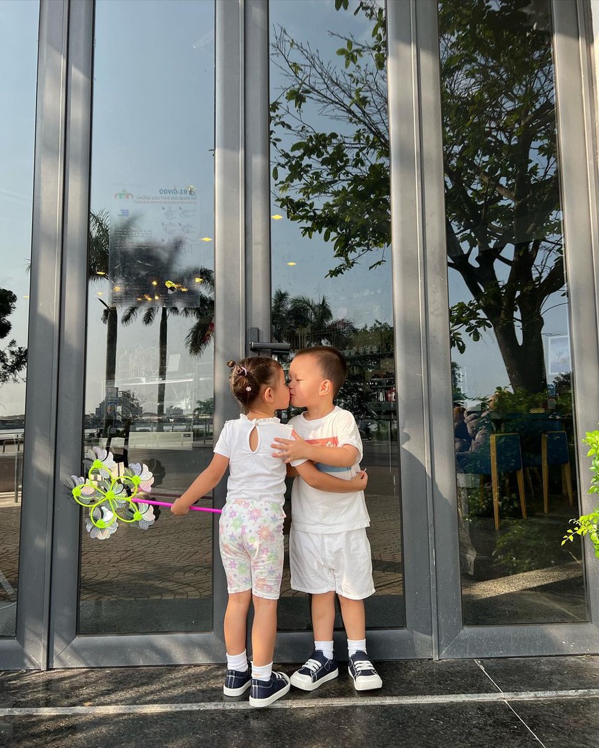 Gia đình Hà Hồ cực ngầu trong chuyến "du hí" dịp nghỉ lễ 30/4, nhưng loạt biểu cảm "độc lạ" của Lisa - Leon mới khiến khán giả cười ngất! - Ảnh 2. Gia đình Hà Hồ cực ngầu trong chuyến "du hí" dịp nghỉ lễ 30/4, nhưng loạt biểu cảm "độc lạ" của Lisa - Leon mới khiến khán giả cười ngất! - Ảnh 2.