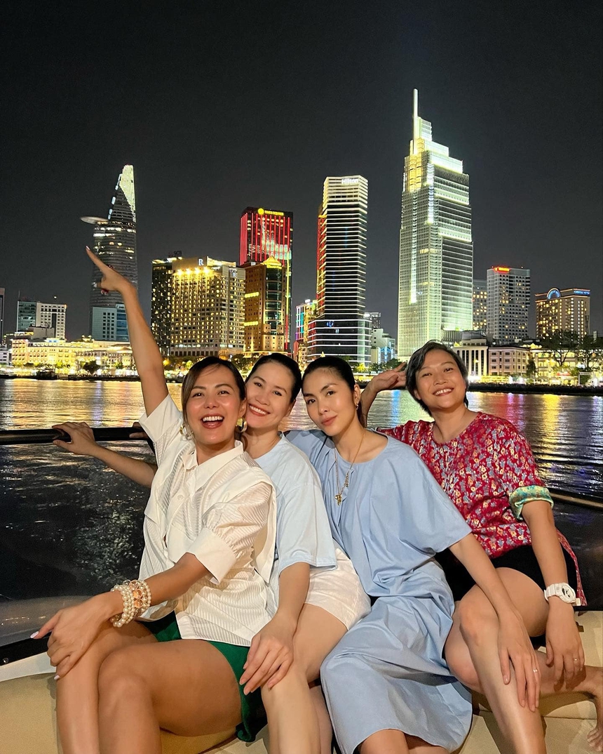 Thêm một khung hình Tăng Thanh Hà chiếm trọn 'spotlight' bất chấp camera thường, ăn mặc lại cực đơn giản - Ảnh 2.