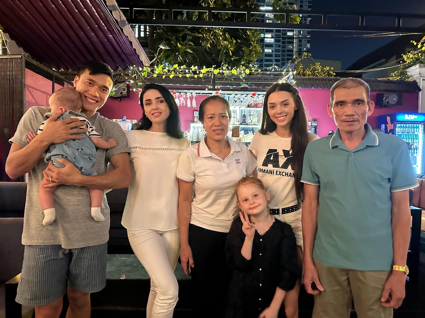 Tiến Dũng tiết lộ cách mẹ ruột và mẹ vợ ngoại quốc giao tiếp: Từ không nói chuyện tới 'làm lành' bằng cách thần kì - Ảnh 1.