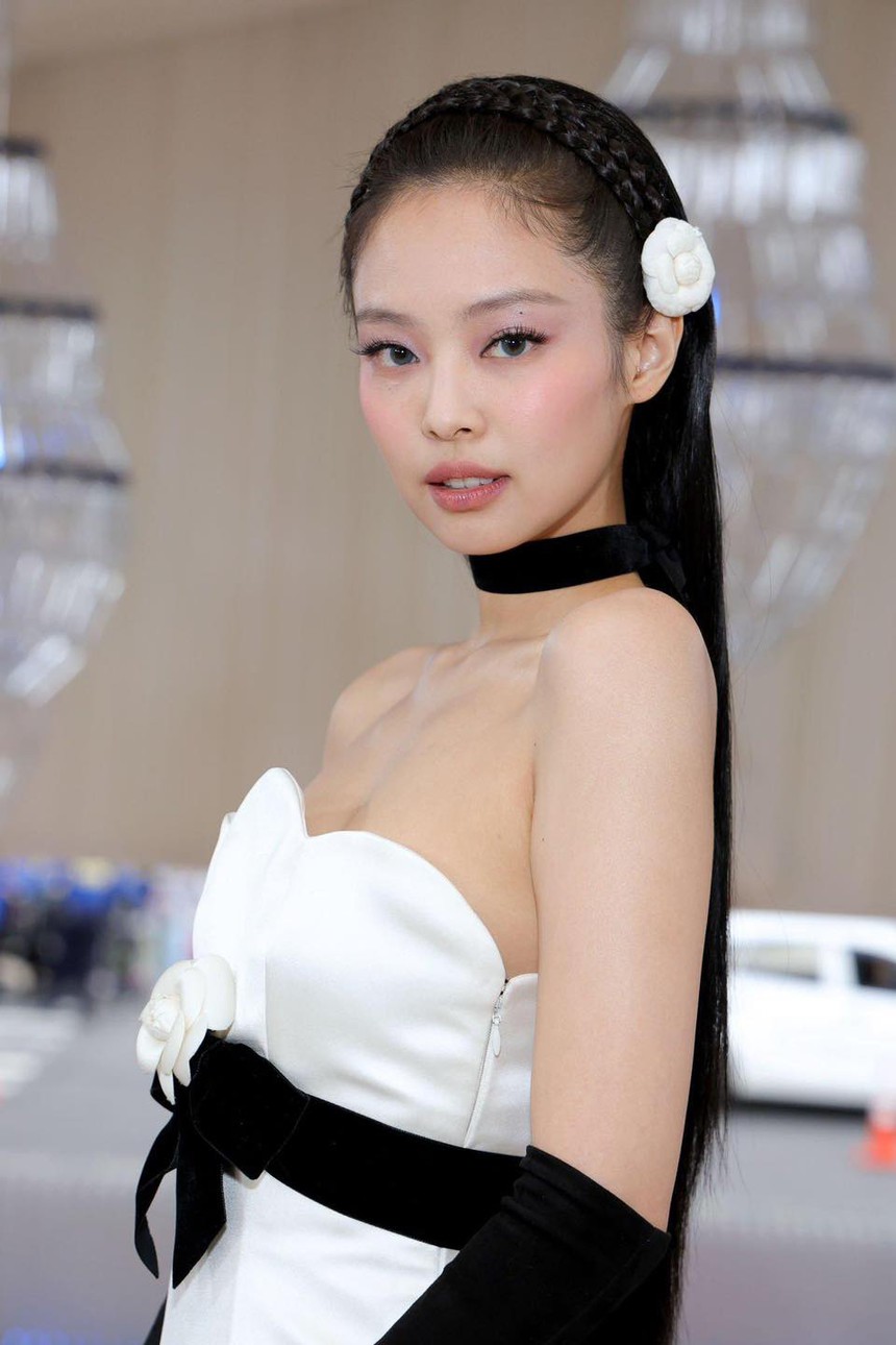 Jennie Blackpink gây sốt khi đọ sắc cùng Song Hye Kyo tại Met Gala 2023 - Ảnh 4.