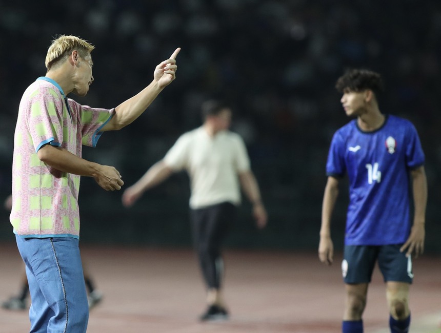 Vừa mặc đồ 'nghỉ mát" giá nghìn đô, HLV Honda lại gây sốt khi diện phong cách thời trang Y2k - Ảnh 3. Vừa mặc đồ 'nghỉ mát" giá nghìn đô, HLV Honda lại gây sốt khi diện phong cách thời trang Y2k - Ảnh 3.