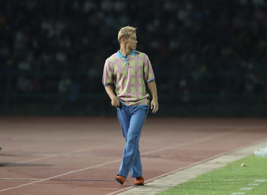 Vừa mặc đồ 'nghỉ mát" giá nghìn đô, HLV Honda lại gây sốt khi diện phong cách thời trang Y2k - Ảnh 2. Vừa mặc đồ 'nghỉ mát" giá nghìn đô, HLV Honda lại gây sốt khi diện phong cách thời trang Y2k - Ảnh 2.