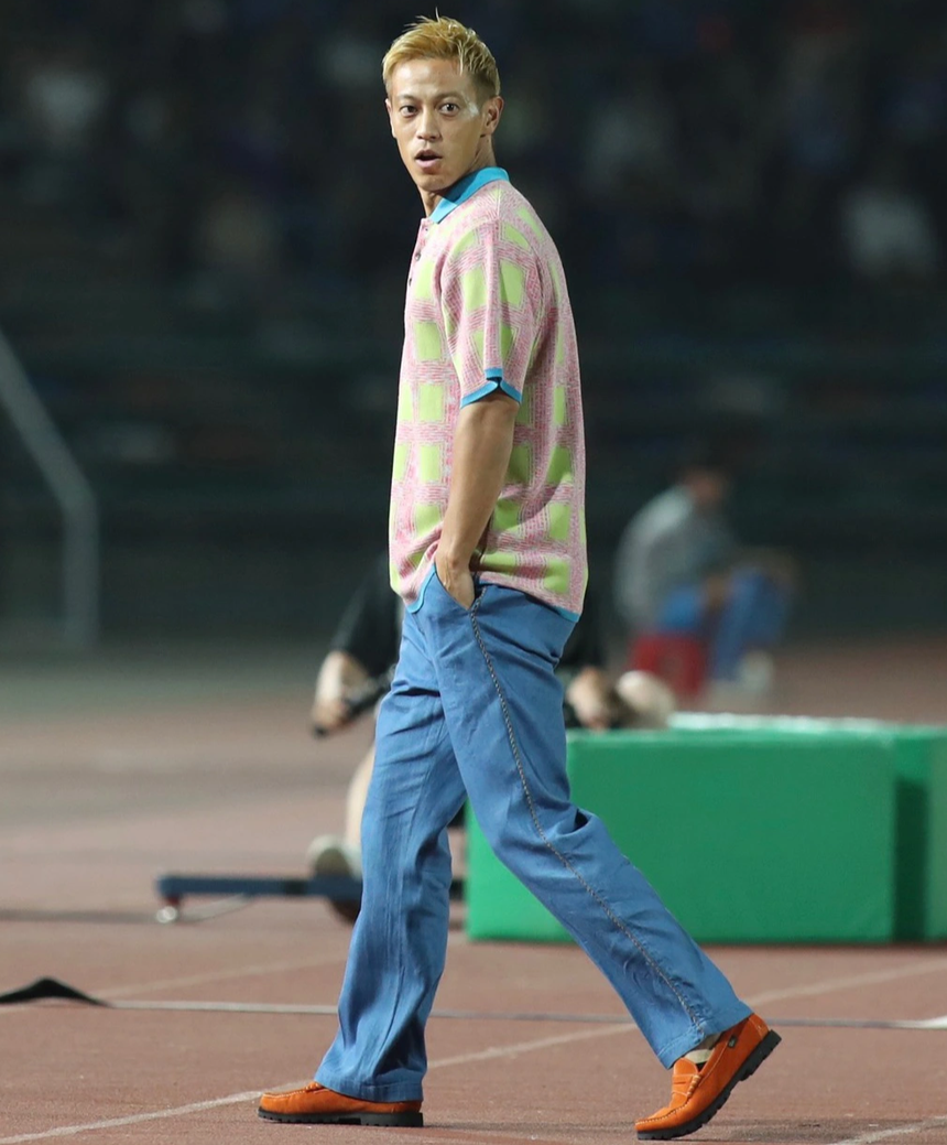 Vừa mặc đồ 'nghỉ mát" giá nghìn đô, HLV Honda lại gây sốt khi diện phong cách thời trang Y2k - Ảnh 1. Vừa mặc đồ 'nghỉ mát" giá nghìn đô, HLV Honda lại gây sốt khi diện phong cách thời trang Y2k - Ảnh 1.