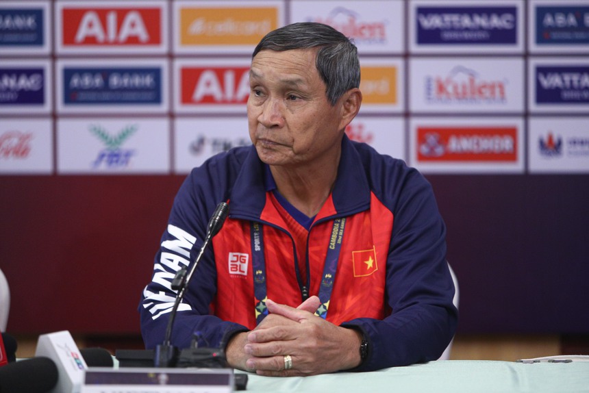 Tuyển Việt Nam gặp khó tại Campuchia, HLV Mai Đức Chung ví von đến trường hợp của Brazil - Ảnh 2.