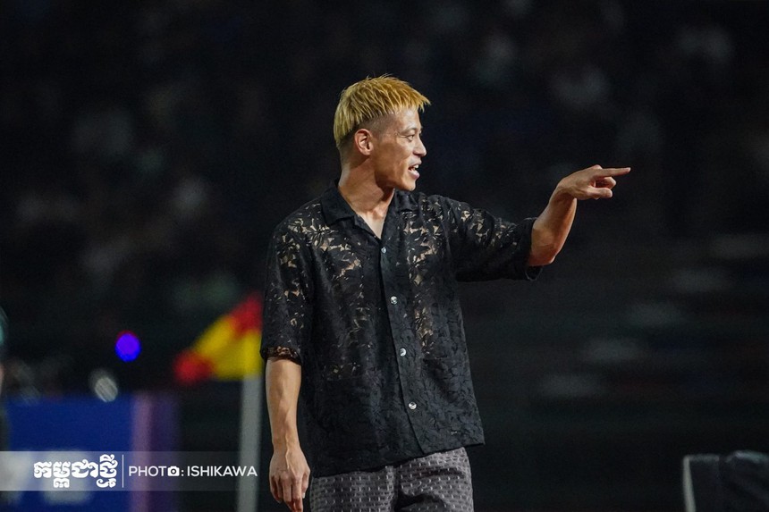 HLV Honda bị chê cười vì mặc đồ 'nghỉ mát' SEA Games 32, tìm hiểu mới biết là đồ hiệu giá tận nghìn USD - Ảnh 3.