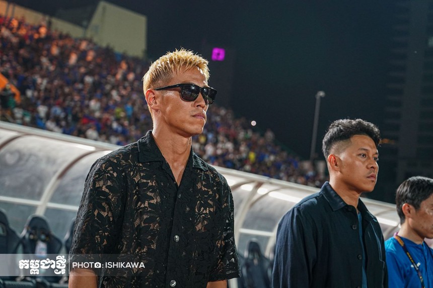 HLV Honda bị chê cười vì mặc đồ 'nghỉ mát' SEA Games 32, tìm hiểu mới biết là đồ hiệu giá tận nghìn USD - Ảnh 2.