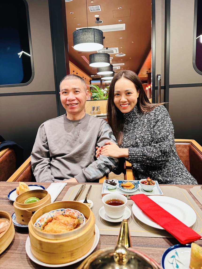 Netizen kém duyên mỉa mai Công Lý đã qua 4 lần kết hôn, vợ trẻ kém 15 tuổi xù lông bênh vực - Ảnh 5. Netizen kém duyên mỉa mai Công Lý đã qua 4 lần kết hôn, vợ trẻ kém 15 tuổi xù lông bênh vực - Ảnh 5.