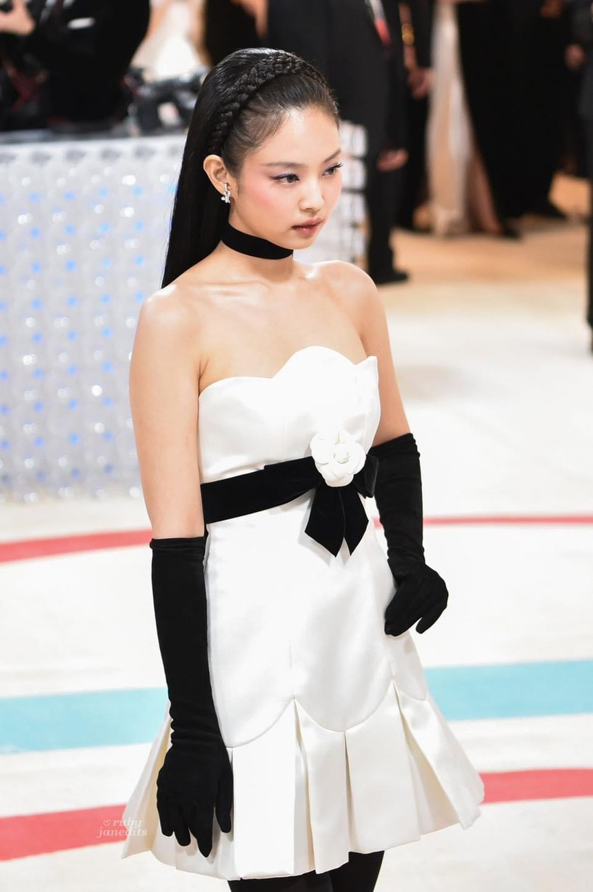 Kim Jennie xuất hiện nổi bật tại Met Gala, dự là nàng "công chúa hoa trà" sẽ đưa 1 trend cũ hot trở lại - Ảnh 4.