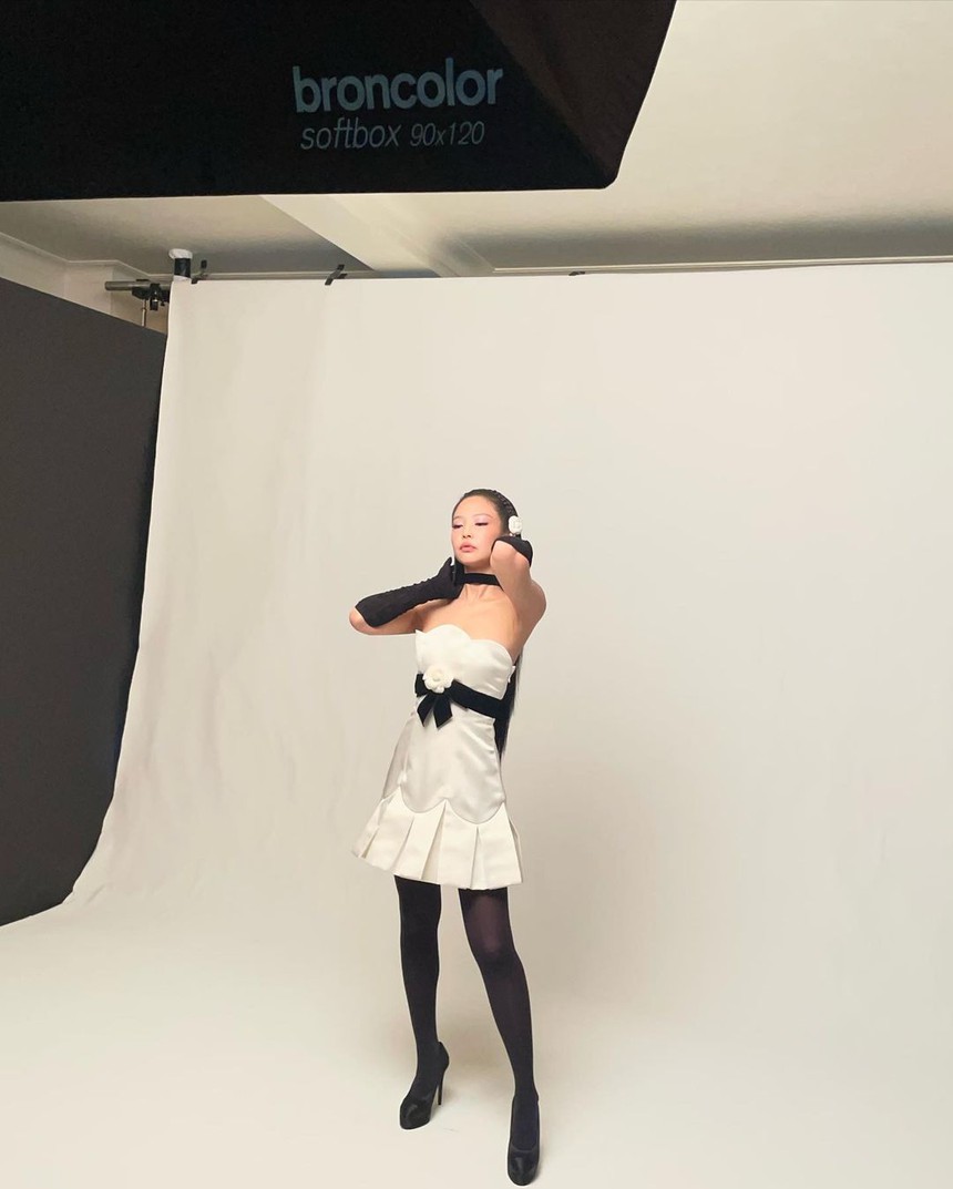 Jennie (BLACKPINK) đích thân "xả" ảnh lần đầu dự Met Gala, gửi lời cảm ơn đặc biệt tới Chanel - Ảnh 4.