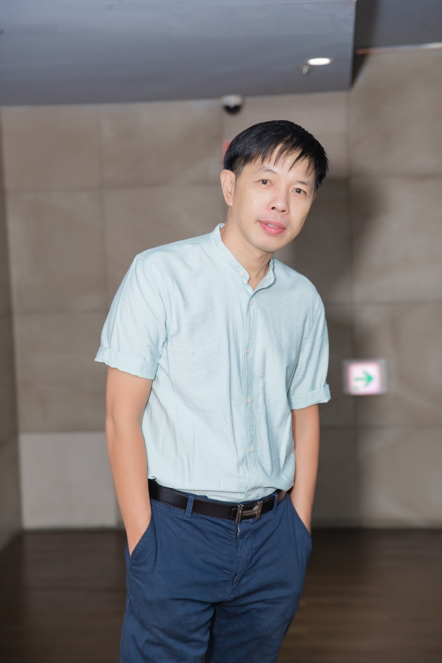 Bắt gặp cảnh Thái Hòa đưa vợ kém 11 tuổi đi làm, giữa trung tâm thương mại mà nắm tay, ôm nhau không rời - Ảnh 7. Bắt gặp cảnh Thái Hòa đưa vợ kém 11 tuổi đi làm, giữa trung tâm thương mại mà nắm tay, ôm nhau không rời - Ảnh 7.