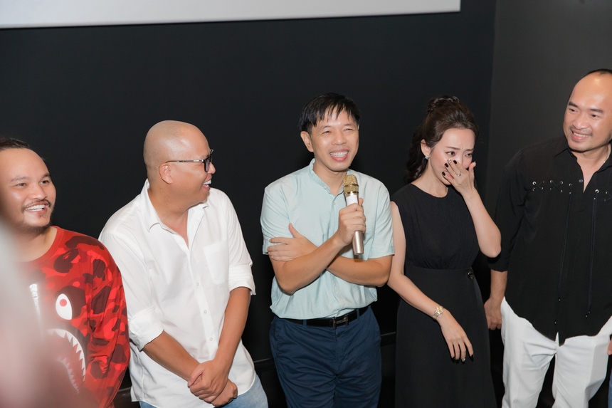 Bắt gặp cảnh Thái Hòa đưa vợ kém 11 tuổi đi làm, giữa trung tâm thương mại mà nắm tay, ôm nhau không rời - Ảnh 8. Bắt gặp cảnh Thái Hòa đưa vợ kém 11 tuổi đi làm, giữa trung tâm thương mại mà nắm tay, ôm nhau không rời - Ảnh 8.