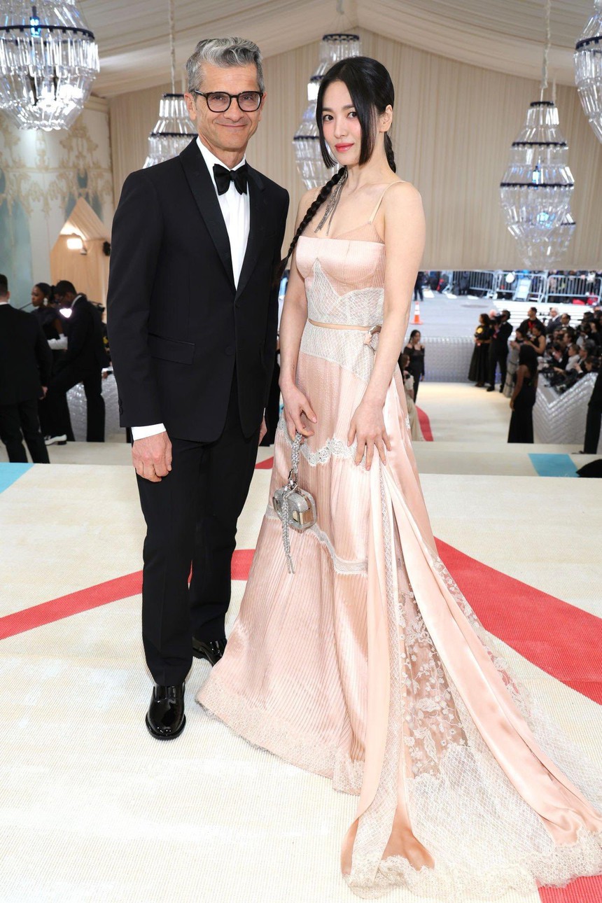 Song Hye Kyo chung khung hình với Jennie tại Met Gala 2023: Visual bất phân thắng bại nhưng tạo hình thì sao? - Ảnh 3. Song Hye Kyo chung khung hình với Jennie tại Met Gala 2023: Visual bất phân thắng bại nhưng tạo hình thì sao? - Ảnh 3.