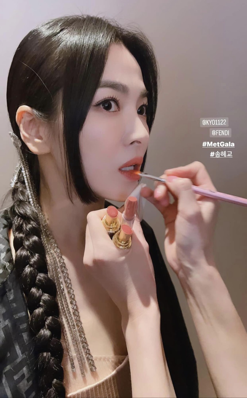 Song Hye Kyo chung khung hình với Jennie tại Met Gala 2023: Visual bất phân thắng bại nhưng tạo hình thì sao? - Ảnh 5. Song Hye Kyo chung khung hình với Jennie tại Met Gala 2023: Visual bất phân thắng bại nhưng tạo hình thì sao? - Ảnh 5.