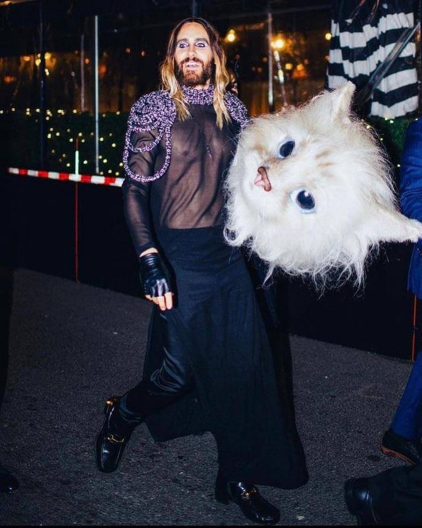 Tiệc hậu Met Gala 2023 - nơi các IT Girl bắt đầu bung xõa: Kendall gây choáng với body siêu thực, Kylie hóa queen, có nàng diện áo in tiếng Việt - Ảnh 9.