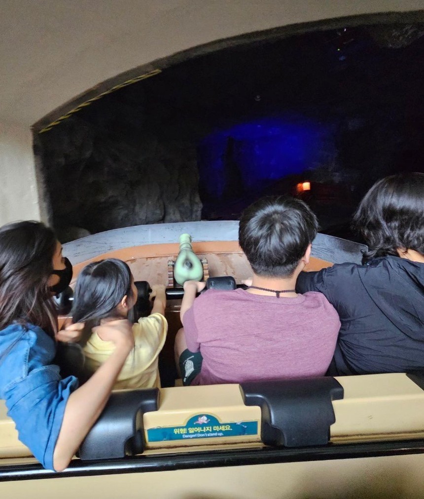 Vợ chồng Jang Dong Gun khoe ảnh ngọt ngào kỷ niệm 13 năm ngày cưới, ngoại hình tuổi 50 khiến netizen ngỡ ngàng - Ảnh 3.