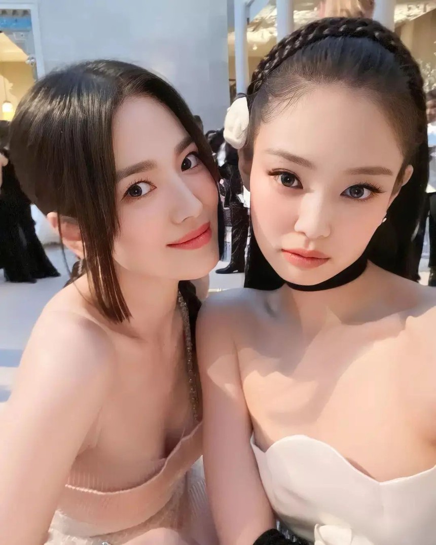 Khung hình chung gây bão Met Gala: Song Hye Kyo - Jennie đọ sắc cực gắt, chị em Kardashian lên đồ lồng lộn đập tan tin đồn bị cấm cửa - Ảnh 3.