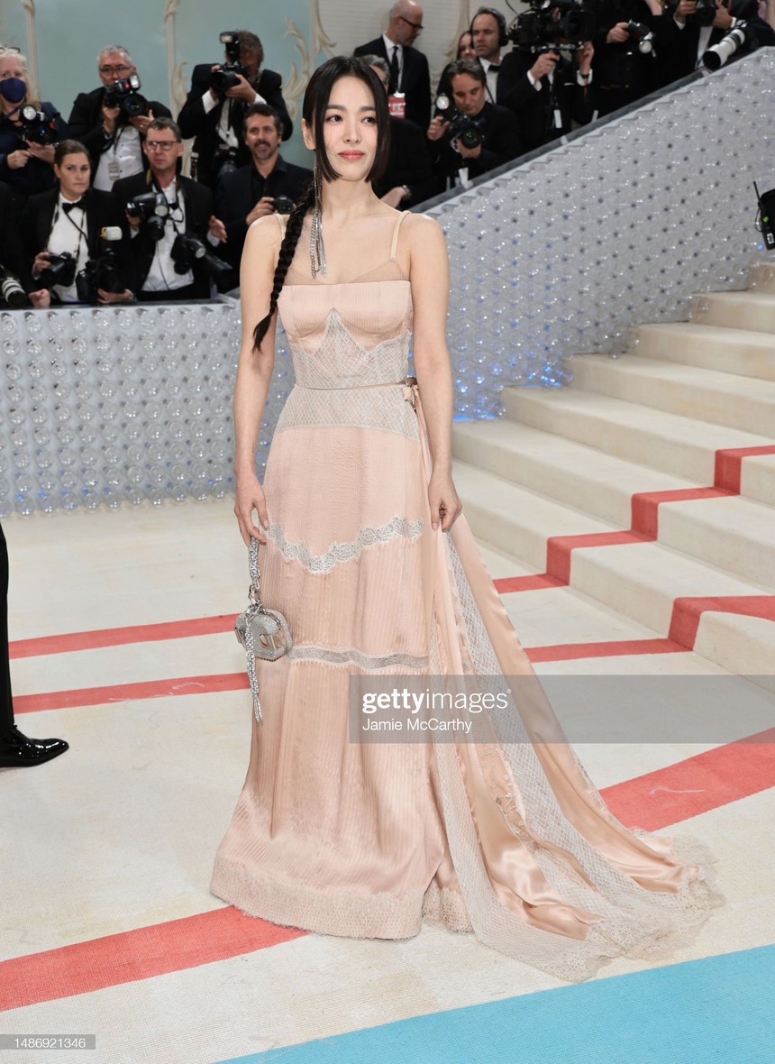 Bóc trần nhan sắc thật của Song Hye Kyo qua “ống kính tử thần” Getty Images và cam thường tại Met Gala 2023, liệu có bớt lung linh? - Ảnh 4.