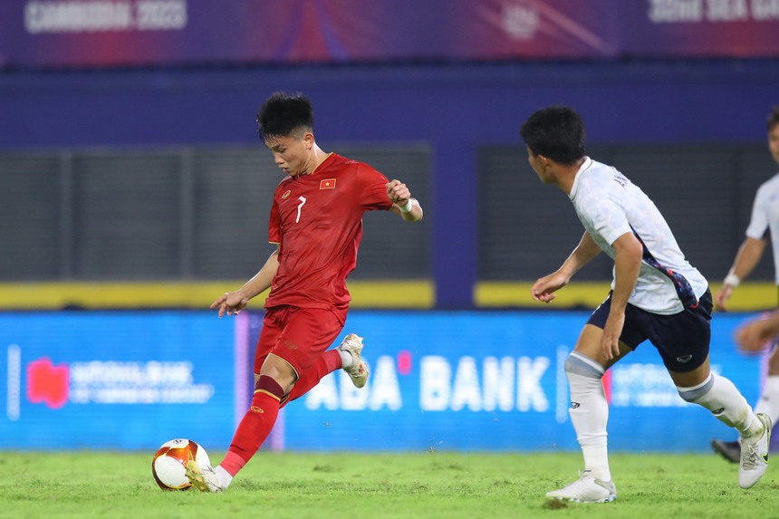 Loại 4 cầu thủ, HLV Troussier vẫn phải đau đầu loại thêm - Ảnh 2.