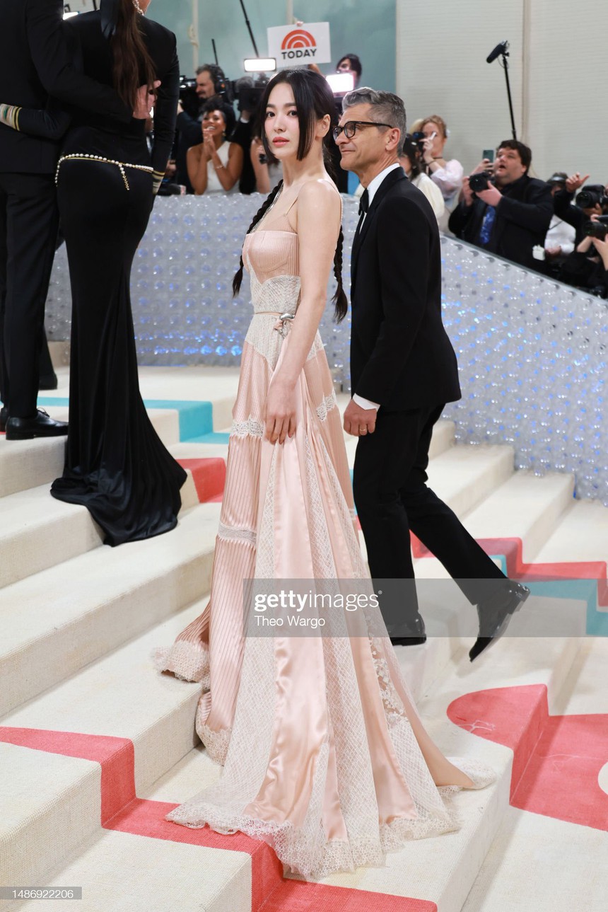 Bóc trần nhan sắc thật của Song Hye Kyo qua “ống kính tử thần” Getty Images và cam thường tại Met Gala 2023, liệu có bớt lung linh? - Ảnh 5.