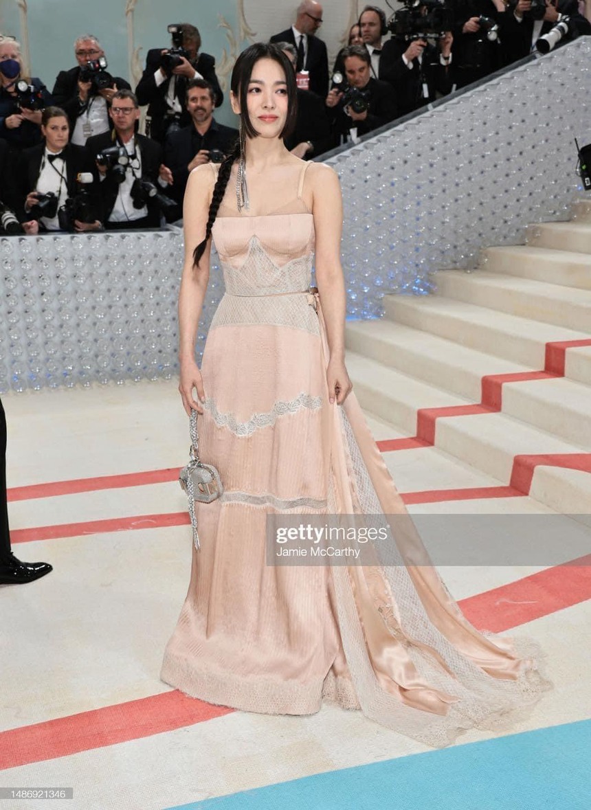 “Nữ thần” Song Hye Kyo xinh đẹp lộng lẫy, thu hút vạn ánh nhìn trên thảm đỏ Met Gala  - Ảnh 2.