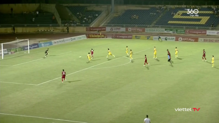 Hàng thủ lỏng lẻo, Hà Tĩnh bị SLNA cầm hòa đáng tiếc - Ảnh 1.