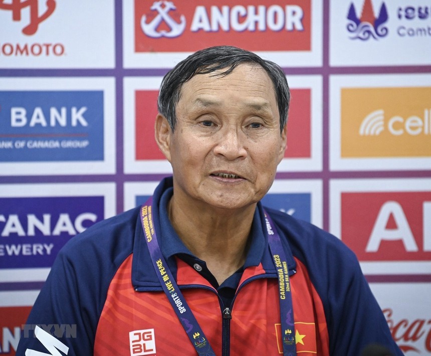 HLV Mai Đức Chung: 'Tôi thường xuyên mất ngủ, áp lực khiến trí nhớ bị ảnh hưởng, đôi khi quên cả tên cầu thủ' - Ảnh 2. HLV Mai Đức Chung: 'Tôi thường xuyên mất ngủ, áp lực khiến trí nhớ bị ảnh hưởng, đôi khi quên cả tên cầu thủ' - Ảnh 2.