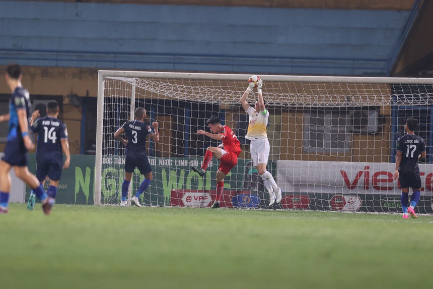 Văn Lâm bó tay với cái duyên của Hoàng Đức  - Ảnh 2.